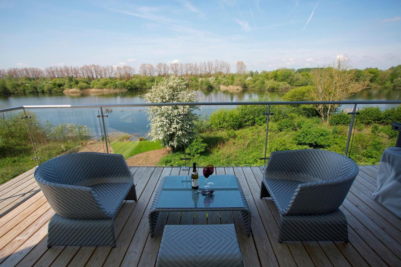 Lakeside Property With Access Into Spa On A Nature Reserve Bauhinia House Hm73 Somerford Keynes エクステリア 写真