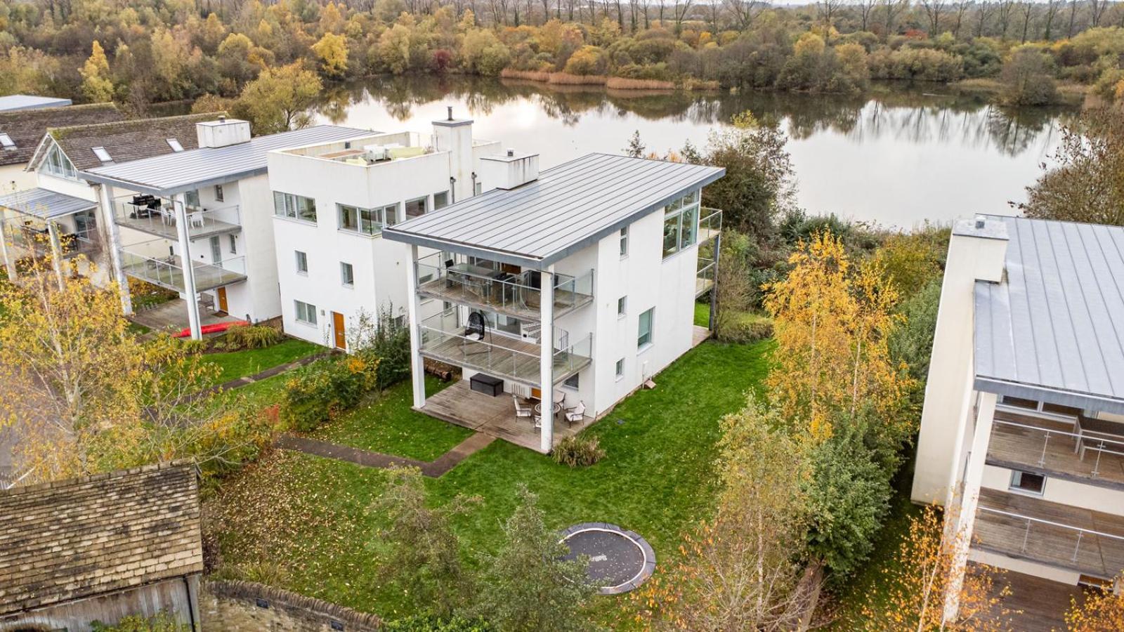 Lakeside Property With Access Into Spa On A Nature Reserve Bauhinia House Hm73 Somerford Keynes エクステリア 写真